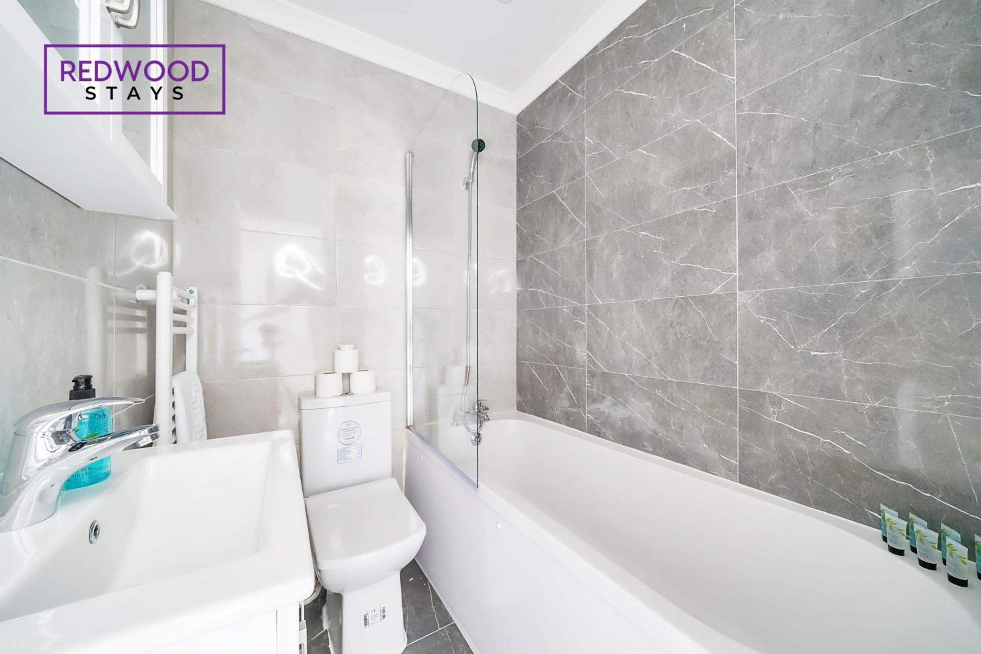Brand New, 2 Bed 1 Bath, Modern Town Center Apartment, Free Wifi & Netflix By Redwood Stays Aldershot Dış mekan fotoğraf