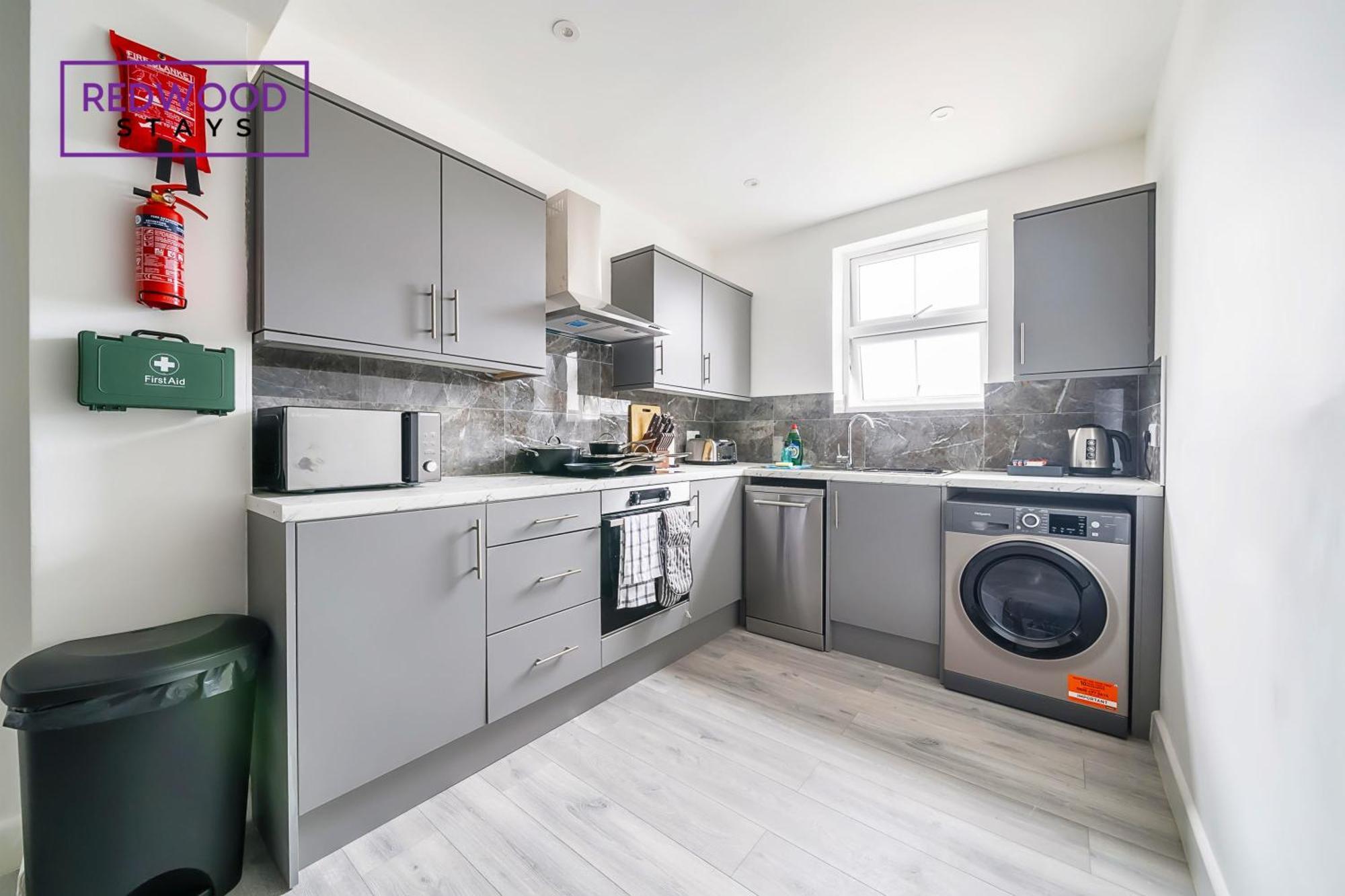 Brand New, 2 Bed 1 Bath, Modern Town Center Apartment, Free Wifi & Netflix By Redwood Stays Aldershot Dış mekan fotoğraf