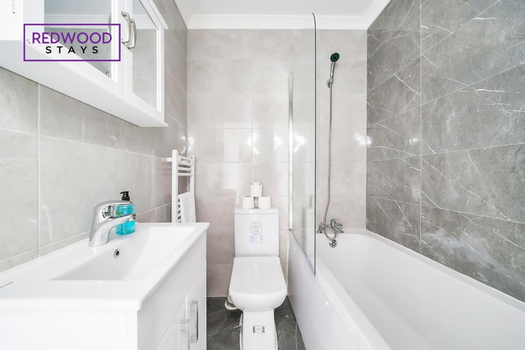 Brand New, 2 Bed 1 Bath, Modern Town Center Apartment, Free Wifi & Netflix By Redwood Stays Aldershot Dış mekan fotoğraf